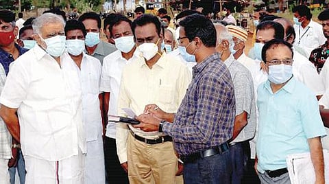 சின்னாளபட்டியில் சாயப்பட்டறை அமைப்பதற்கான இடத்தை ஆய்வு செய்த அமைச்சர் ஐ.பெரியசாமி.