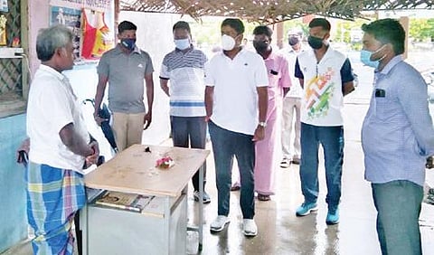 விழுப்புரம் புதிய பேருந்து நிலையத்தில் உள்ள கட்டண கழிவறை வாசலில் ஆட்சியர் மோகன் ஆய்வு மேற்கொள்கிறார்.