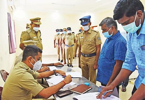 சேலம் ஆயுதப்படை மைதானத்தில் மாவட்ட காவல்துறை சார்பில் விருப்ப பணியிட மாறுதல் முகாம் நடந்தது. இதில், எஸ்பி ஸ்ரீஅபிநவ் பங்கேற்று போலீஸாருக்கு பணியிட மாறுதல் உத்தரவுகளை வழங்கினார். படம்:எஸ்.குரு பிரசாத்