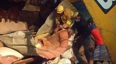 கட்டிட இடிபாடுகளில் சிக்கி 3 பேர் உயிரிழப்பு.