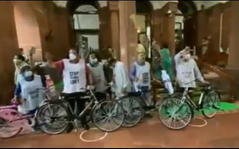 நாடாளுமன்றத்துக்கு சைக்கிளில் வந்த திரிணமூல் எம்.பி.க்கள்: பெட்ரோல் - டீசல் விலை உயர்வுக்கு எதிர்ப்பு