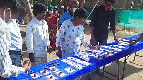 கீழடியில் அகழாய்வில் கண்டறியப்பட்ட தொல்பொருட்களை பார்வையிட்ட மத்திய தொல்லியல்துறை மண்டல இயக்குநர் மகேஸ்வரி.