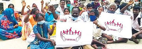 செங்கம் வட்டாட்சியர் அலுவலக வளாகத்தில் பல்வேறு கோரிக்கைகளை வலியுறுத்தி தர்ணா போராட்டத்தில் ஈடுபட்ட மாற்றுத்திறனாளிகள்.