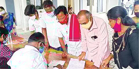 திருப்பத்தூர் மாவட்ட ஆட்சியர் கூட்ட அரங்கில் பொதுமக்களிடம் இருந்து டிஆர்ஓ தங்கைய்யாபாண்டியன் நேற்று மனுக்களை பெற்றார்.