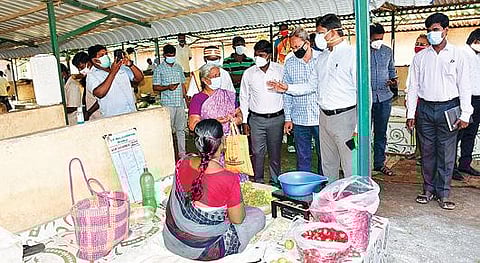 தி.மலையில் நேற்று உழவர் சந்தையை ஆய்வு செய்த ஆட்சியர் பா.முருகேஷ்.