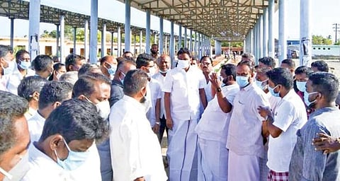 மேலப்பாளையம் கால்நடை சந்தையை அப்துல்வகாப் எம்எல்ஏ உள்ளிட்டோர் ஆய்வு செய்தனர். படம்: மு.லெட்சுமி அருண்