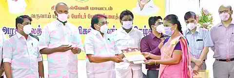 திருநெல்வேலியில் நடைபெற்ற ஆய்வுக்கூட்டத்தில், பெண் ஒருவருக்கு வீட்டுமனைப் பட்டா வழங்கிய வருவாய்த்துறை அமைச்சர் கேகேஎஸ்எஸ்ஆர் ராமச்சந்திரன். படம்: மு.லெட்சுமி அருண்.