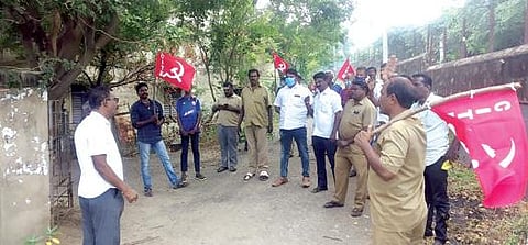 தென்காசியில் ஆர்ப்பாட்டத்தில் ஈடுபட்ட தொழிற்சங்கத்தினர்.