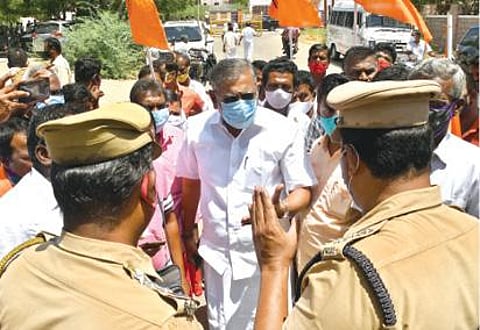 தூத்துக்குடி மாவட்ட ஆட்சியர் அலுவலகத்தில் பிரதான கேட் அருகே வைக்கப்பட்டிருந்த மனுக்கள் பெட்டி.