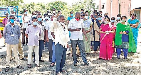 மின்சார சட்டத்திருத்த மசோதாவை திரும்பப்பெறக்கோரி திருச்செங்கோடு மின்வாரிய அலுவலகம் எதிரில் மின்வாரிய ஊழியர்கள் ஆர்ப்பாட்டத்தில் ஈடுபட்டனர்.