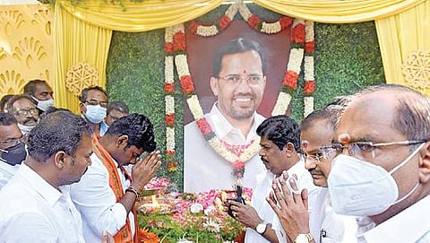 சேலம் மரவனேரியில் உள்ள மறைந்த முன்னாள் பாஜக மாநில பொதுச் செயலாளர் ஆடிட்டர் ரமேஷின் நினைவிடத்தில் அவரது 8-ம் ஆண்டு நினைவு தினம் அனுசரிக்கப்பட்டது. அவரது உருவப் படத்துக்கு பாஜக மாநிலத் தலைவர் அண்ணாமலை அஞ்சலி செலுத்தினார்.படம்: எஸ்.குரு பிரசாத்