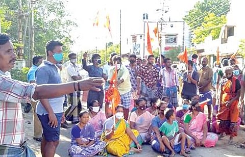 தூத்துக்குடி ஜார்ஜ் சாலையில் தருவை மைதானம் அருகே மாநகராட்சி வடிகால் பணியால் சேதமடைந்த காளியம்மன் கோயில். (அடுத்த படம்) கோயில் சேதமடைந்ததை கண்டித்து மறியலில் ஈடுபட்ட பொதுமக்கள் மற்றும் இந்து முன்னணியினர்.