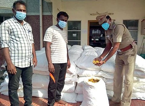 காயல்பட்டினம் அருகே இலங்கைக்கு கடத்த முயன்றதாக பறிமுதல் செய்யப்பட்ட மஞ்சள் மூட்டைகளை போலீஸார் ஆய்வு செய்தனர்.