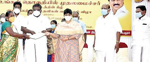 அரியலூரில் நேற்று நடைபெற்ற நிகழ்ச்சியில் பயனாளி ஒருவருக்கு இலவச வீட்டுமனை பட்டாவுக்கான ஆணையை வழங்கிறார் மாநில பிற்படுத்தப்பட்டோர் நலத்துறை அமைச்சர் எஸ்.எஸ்.சிவசங்கர். உடன், ஆட்சியர் பெ.ரமண சரஸ்வதி, எம்எல்ஏக்கள் கு.சின்னப்பா, க.சொ.க.கண்ணன் உள்ளிட்டோர்.