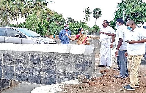 காலிங்கராயன் கால்வாய் சீரமைப்புப் பணிகளை மொடக்குறிச்சித் தொகுதி பாஜக எம்.எல்.ஏ. சி.சரஸ்வதி நேற்று ஆய்வு செய்தார்.