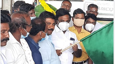 கந்தர்வக்கோட்டையில் புதிய பேருந்து சேவையைத் தொடங்கி வைத்தார் சட்டப்பேரவை உறுப்பினர் எம்.சின்னத்துரை. உடன் போக்குவரத்துக் கழக மண்டலப் பொது மேலாளர் இளங்கோவன் உள்ளிட்டோர்.