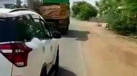 திருவேகம்பத்தூர் அருகே மணல் லாரிக்கு பாதுகாப்பாக சென்ற கார்.