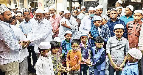 பக்ரீத் பண்டிகையையொட்டி, வேலூர் ஆர்.என்.பாளையம் பழைய மசூதி தெருவில் உள்ள மஸ்ஜிதே கதீமில் மசூதியில் இஸ்லாமியர்கள் ஒருவருக்கு ஒருவர் வாழ்த்துக்களை பரிமாறிக் கொண்டனர். படம்:வி.எம்.மணிநாதன்.