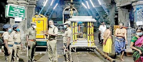 சங்கரன்கோவில் சங்கரநாராயண சுவாமி கோயில் ஆடித்தபசு திருவிழாவையொட்டி கோயிலில் பாதுகாப்பு ஏற்பாடுகள் குறித்து ஏடிஎஸ்பி கலிவரதன் ஆய்வு செய்தார்.