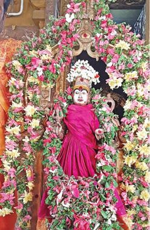 நத்தம் மாரியம்மன் கோயிலில் சிறப்பு அலங்காரத்தில் பக்தர்களுக்கு அருள் பாலித்த அம்மன்.