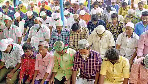 பக்ரீத் பண்டிகையை முன்னிட்டு மதுரை அரசரடி ஈத்கா பள்ளிவாசல் மைதானத்தில் நேற்று நடந்த சிறப்புத் தொழுகையில் திரளான முஸ்லிம்கள் கலந்துகொண்டனர். படம்:எஸ்.கிருஷ்ணமூர்த்தி