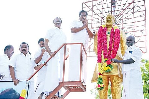 மதுரை மாவட்ட நீதிமன்றம் அருகே உள்ள சிவாஜி கணேசன் சிலைக்கு அமைச்சர் பி.மூர்த்தி மாலை அணிவித்தார். படம்: எஸ்.கிருஷ்ணமூர்த்தி