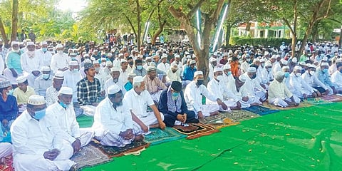 ஈகை திருநாளாம் பக்ரீத் பண்டிகையை முன்னிட்டு புதுச்சேரி நெல்லித்தோப்பு பள்ளி வாசல் முன்பு தொழுகையில் ஈடுபட்ட முஸ்லிம்கள். படம்:எம்.சாம்ராஜ்