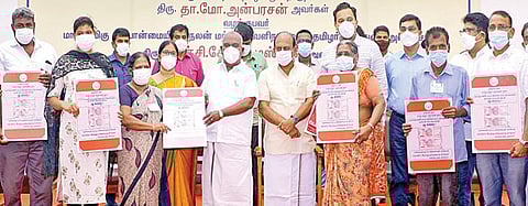 செங்கல்பட்டில் நடைபெற்ற விழாவில் இலங்கை தமிழர் குடும்பங்களுக்கு கரோனா சிறப்பு நிவாரண நிதி உதவியை அமைச்சர்கள் தா.மோ.அன்பரசன், செஞ்சி கே.எஸ்.மஸ்தான் ஆகியோர் வழங்கினர்.