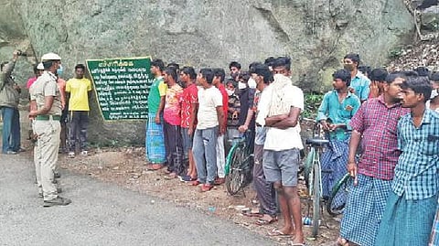 தருமபுரி மாவட்டம் பொம்மிடி அருகே சேர்வராயன் வடக்கு வனச் சரகத்தில் ஏற்காடு அடிவாரம் ஆனைமடுவு பகுதிக்குள் நுழைய முயன்றவர்களை தடுத்தி நிறுத்தி எச்சரித்து அனுப்பிய வனத்துறை பணியாளர்கள்