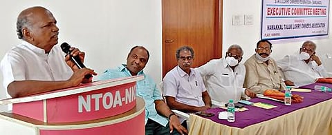 நாமக்கல்லில் தென்மாநில லாரி உரிமையாளர்கள் நலச்சங்க கூட்டம் நடைபெற்றது. இதில், சங்க பொதுச் செயலாளர் சண்முகப்பா பேசினார்.