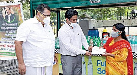 பிரசன்னாவுக்கு நிதியுதவி வழங்கும் லூலூ மார்ட் ஊழியர்கள்.