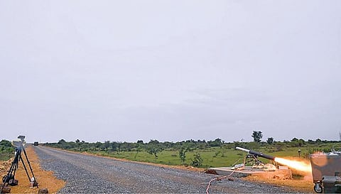 எதிரி நாடுகளின் பீரங்கியை தாக்கி அழிக்கும் வகையில் உள்நாட்டில் உருவாக்கப்பட்ட ஏவுகணை நேற்று வெற்றிகரமாக சோதித்து பார்க்கப்பட்டது. படம்: பிடிஐ