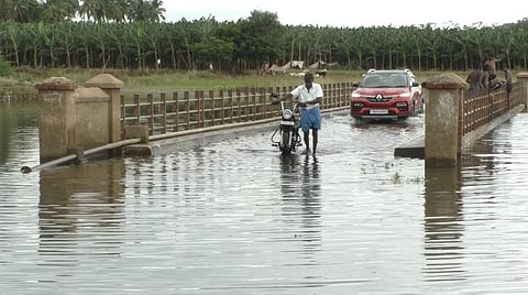 தொடர் நீர்வரத்து காரணமாக, நீரில் மூழ்கத் தொடங்கிய காந்தையாற்றுப் பாலம்.