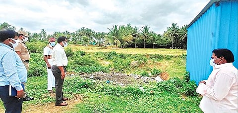 கந்திலி அடுத்த விஷமங்களம் ஊராட்சி சித்தேரி கிராமத்தில் சாலையோரம் ஆங்காங்கே கொட்டப்பட்டுள்ள குப்பைக் கழிவுகளை அப்புறப்படுத்துமாறு ஆட்சியர் அமர் குஷ்வாஹா உத்தரவிட்டார்.