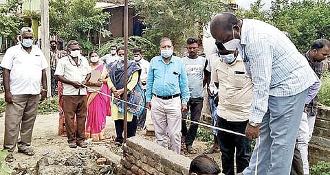 செங்கம் மில்லத்நகர் பகுதியில் உள்ள திரௌபதி அம்மன் கோயிலில் சுற்றுச்சுவர் எழுப்புவதற்காக அளவீடு செய்யும் பணி நடைபெற்றது.