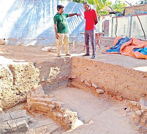 கொற்கையில் அகழாய்வு பணிக்காக தோண்டப்பட்ட குழியில் காணப்படும் 7 அடுக்கு செங்கல் கட்டுமான அமைப்பு.