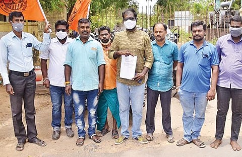 திருநெல்வேலி மாவட்ட ஆட்சியர் அலுவலகத்தில் மனு அளிக்க வந்த இந்து முன்னணியினர்.