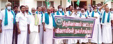 தஞ்சாவூர் மாவட்டம் திருவோணத்தில் நேற்று நடைபெற்ற ஆர்ப்பாட்டத்தில் பங்கேற்ற விவசாயிகள்.