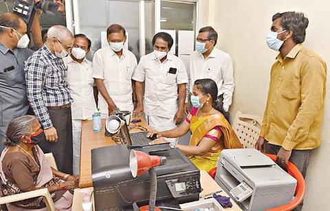 சேலம் அஸ்தம்பட்டி வட்டாட்சியர் அலுவலகத்தில் உள்ள இ-சேவை மையம் மற்றும் ஆதார் சேவை மையத்தை தகவல் தொழில்நுட்பத்துறை அமைச்சர் மனோ தங்கராஜ் நேற்று ஆய்வு மேற்கொண்டார். உடன் அத்துறையின் முதன்மைச் செயலர் நீரஜ் மிட்டல், ஆட்சியர் கார்மேகம், எம்எல்ஏ ராஜேந்திரன், முன்னாள் அமைச்சர் செல்வகணபதி உள்ளிட்டோர். படம்:எஸ். குரு பிரசாத்
