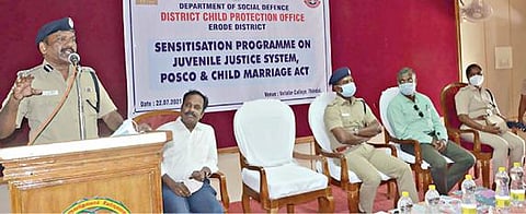 ஈரோட்டில் காக்கும் கரங்கள் அமைப்பினைச் சேர்ந்தோருக்கான பயிற்சி முகாமை டிஐஜி முத்துசாமி தொடங்கி வைத்து பேசினார்.