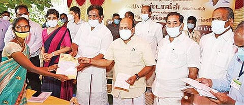 மதுரை புதூர் சிட்கோ தொழிற்பேட்டையில் தொழில் முனைவோருக்கு கடன் வழங்கிய அமைச்சர் தா.மோ.அன்பரசன். உடன் அமைச்சர் பி.மூர்த்தி.