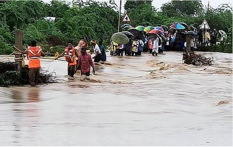 தெலங்கானா, ஆந்திராவில் கனமழை: வேகமாக நிரம்பும் அணைகள்