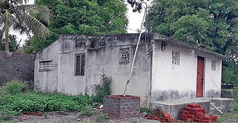 எலவனாசூர்கோட்டையில் குடியிருப்பாக மாறிய சுகாதார வளாகம்.