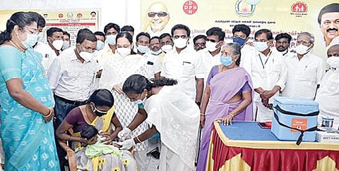 காஞ்சிபுரம் அருகே திருப்புட்குழி அரசு சமுதாய சுகாதார நிலையத்தில், குழந்தைகளுக்கு நியுமோகோக்கல் தடுப்பூசி போடும் முகாமை, மாவட்ட ஆட்சியர் ஆர்த்தி நேற்று தொடங்கி வைத்தார்.