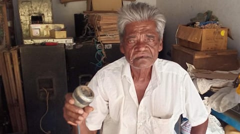 அரசியல் தலைவர்கள் பேசுவதற்குப் பயன்படுத்திய குண்டு மைக் உடன் மைக்செட் மணி.