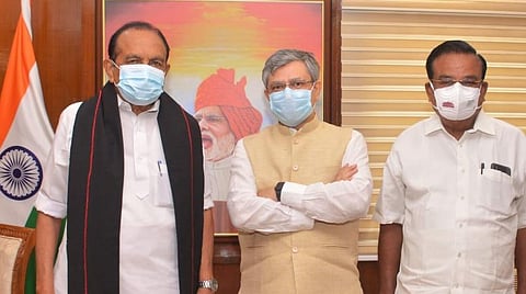 மத்திய அமைச்சர் அஷ்வினி வைஷ்ணவ் உடன் வைகோ எம்.பி, கணேசமூர்த்தி எம்.பி.