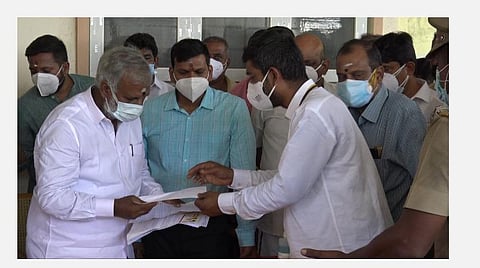 கோவை மேட்டுப்பாளையம் வனபத்ரகாளியம்மன் கோயிலில் இன்று ஆய்வுப் பணி மேற்கொண்ட இந்து சமய அறநிலையத்துறை அமைச்சர் பி.கே.சேகர்பாபு.