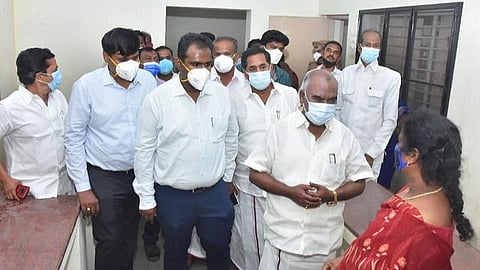 மதுரை சாத்தமங்கலம் அரசு சிறுபான்மையினர் நல பள்ளி மாணவியர் விடுதியில் சிறுபான்மையினர் நலன் மற்றும் வெளிநாடுவாழ் தமிழர் நலத்துறை அமைச்சர் செஞ்சி கே.எஸ்.மஸ்தான் ஆய்வு செய்தார். மாவட்ட ஆட்சியர் அனீஷ்சேகர், மாநகராட்சி ஆணையாளர் கார்த்திகேயன் ஆகியோர் உடனிருந்தனர்.