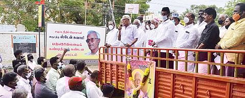 திருநெல்வேலி வண்ணார்பேட்டையில் பல்வேறு கட்சிகள், அமைப்புகளை சேர்ந்தவர்கள் ஆர்ப்பாட்டத்தில் ஈடுபட்டனர். படம்: மு.லெட்சுமிஅருண்