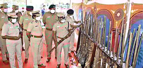 சேலம் உள்ளிட்ட 4 மாவட்டங்களில் பறிமுதல் செய்யப்பட்ட உரிமம் இல்லாத நாட்டுத் துப்பாக்கிகளை கோவை மேற்கு மண்டல் ஐஜி சுதாகர் பார்வையிட்டார். உடன் டிஐஜி மகேஸ்வரி, எஸ்பி அபிநவ் உள்ளிட்டோர்.